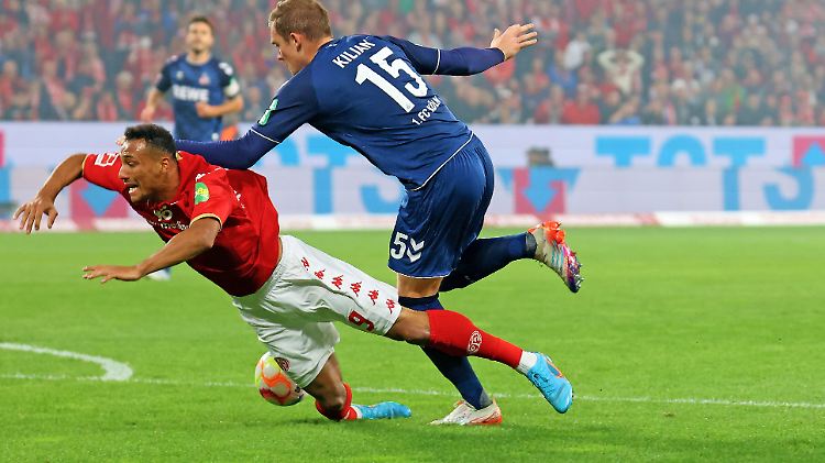Die Duelle von Kölns Kilian (r.) und Mainz' Onisiwo lenken das Spiel entscheidend.