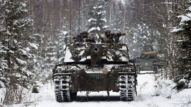 Ein Challenger-2-Kampfpanzer der britischen Armee bei einer Übung in Estland.