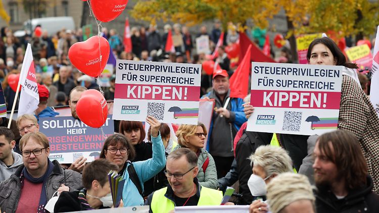 Die Polizei spricht von entspannter Stimmung: Die "Superreichen" sollen mehr abgeben.