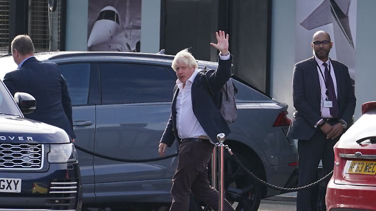 Der ehemalige britische Premier Johnson mit Rucksack am Londoner Flughafen Gatwick. 