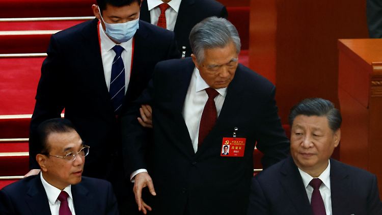 Hu (stehend) stand in seiner Amtszeit für ein kollektives Führungsmodell, das Xi zunehmend
abgeschafft hat. 