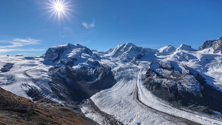 Pleite für die Veranstalter der Matterhorn-Abfahrten: Auf dem Gletscher Schnee, aber der untere Teil der Piste ist nicht renntauglich.