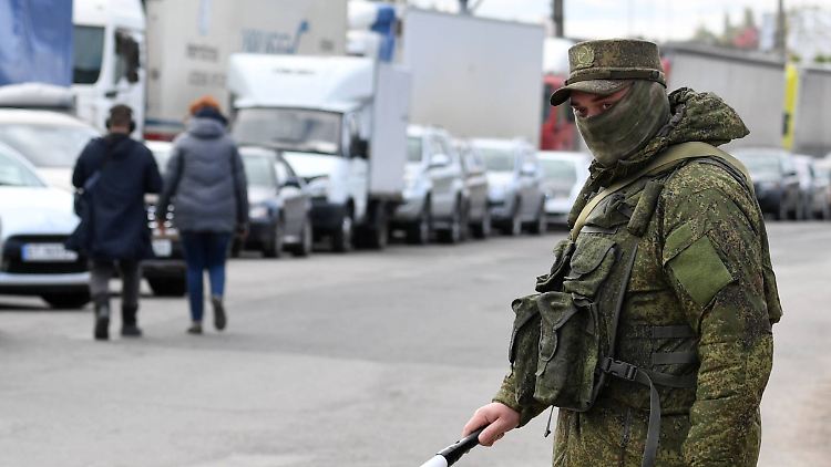 Ein russischer Soldat im Einsatz bei Cherson.