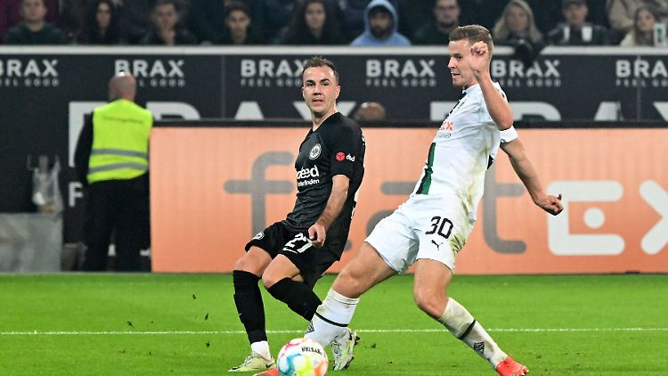 Mario Götze bleibt für die Eintracht gegen Nico Elvedi hart am Ball.