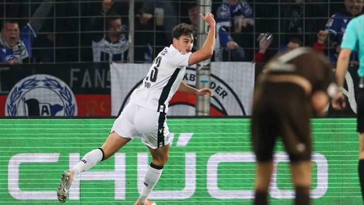 Bielefelds Torschütze Janni Serra feiert seinen Treffer zum 1:0.