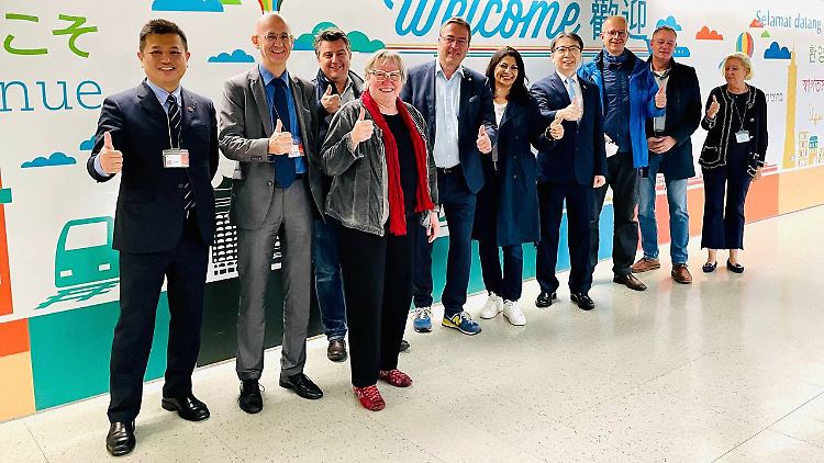 Die deutsche Delegation bei ihrer Ankunft am Flughafen. 