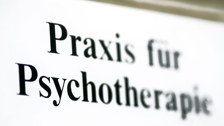 Ein Schild einer Praxis für Psychotherapie.