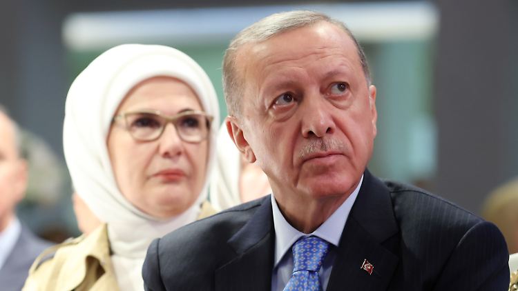 Recep Tayyip Erdogan mit seiner Frau Emine.