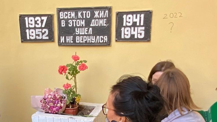 Die russische Menschenrechtsorganisation Memorial einnert an die Opfer staatlichen Terrors.