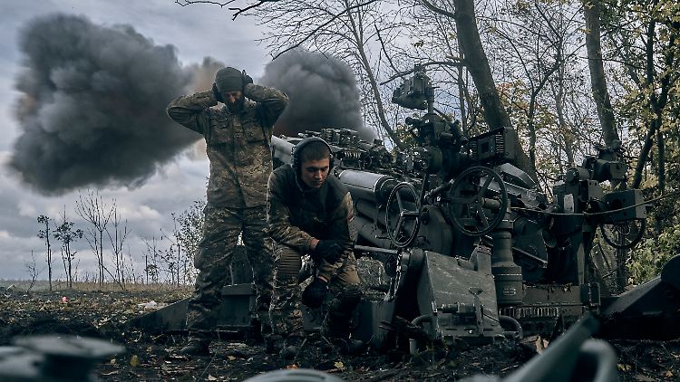 Zwei ukrainische Soldaten bedienen eine US-Haubitze.