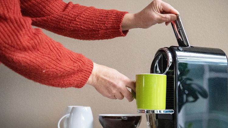 Schluss mit Kaffee im Büro? Will der Arbeitgeber, dass bestimmte Elektrogeräte aus Energiespargründen aus bleiben, müssen Beschäftigte das akzeptieren.