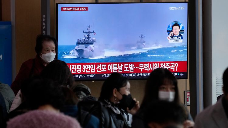 Das südkoreanische Fernsehen zeigt Archivbilder eines eigenen Marineschiffs. 