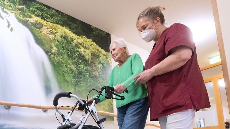 Die Pflegebevollmächtigte der Bundesregierung und Patientenschützer fordern, die Impfpflicht im Gesundheitswesen zum Jahresende auslaufen zu lassen.