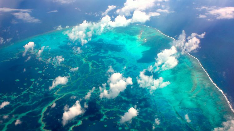 Luftaufnahme eines Atolls im Papahānaumokuākea Marine National Monument.