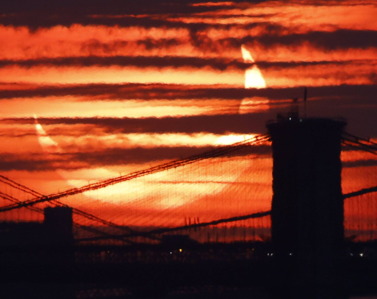 Eine Sonnenfinsternis ist seit jeher ein beeindruckendes Erlebnis für die Menschen - überall auf der Welt, sei es in New York, ...