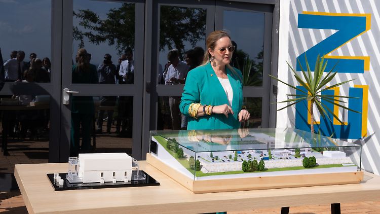 Wie die Anlage mit Container-Modulen als Herzstück aussehen und funktionieren soll, erläutert die für den Aufbau in Kigali zuständige Biontech-Managerin Miriam Ostheimer.