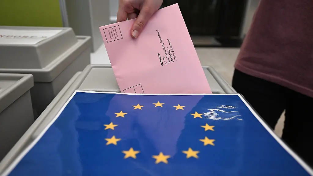 Ein-Wahlbrief-mit-einem-Stimmzettel-fuer-die-Europawahl