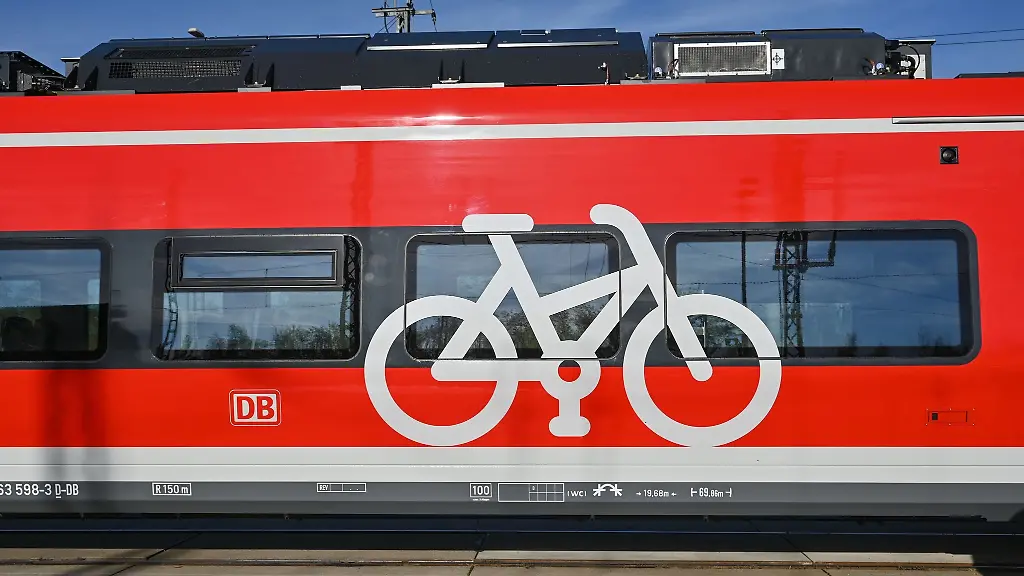 Ein-Symbol-in-Form-eines-Fahrrades-auf-einem-Zug-der-Deutschen-Bahn-signalisiert-dass-Fahrraeder-mitgenommen-werden-koennen