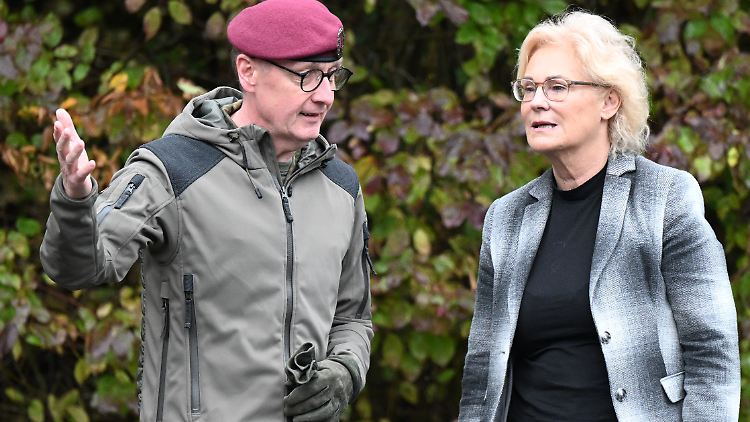 KSK-Kommandeur Meyer führt Verteidigungsministerin Lambrecht über das Kasernengelände in Calw. 