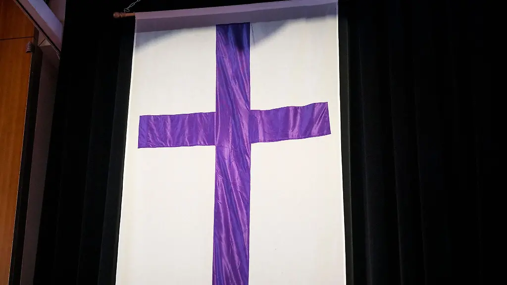 Die-Kirchenfahne-der-Evangelischen-Kirche-in-Deutschland-ist-auf-der-Buehne-der-bayerischen-Landessynode-aufgestellt