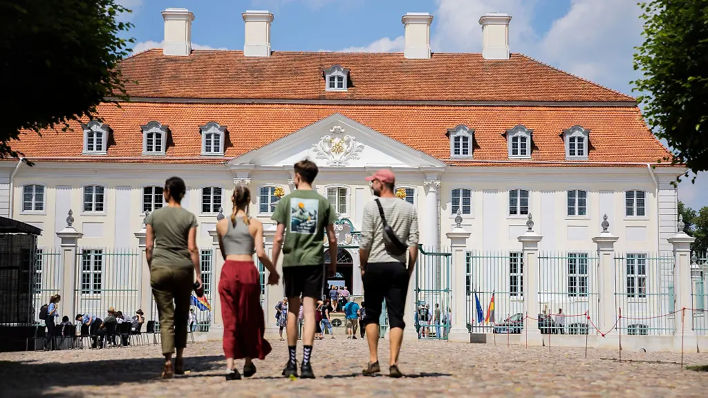 Besucher-kommen-zum-Tag-der-offenen-Tuer-ins-Schloss-Meseberg