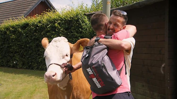 Da liegt was in der Luft: Michael und Jan Hendrik fallen sich bei der Begrüßung in die Arme.