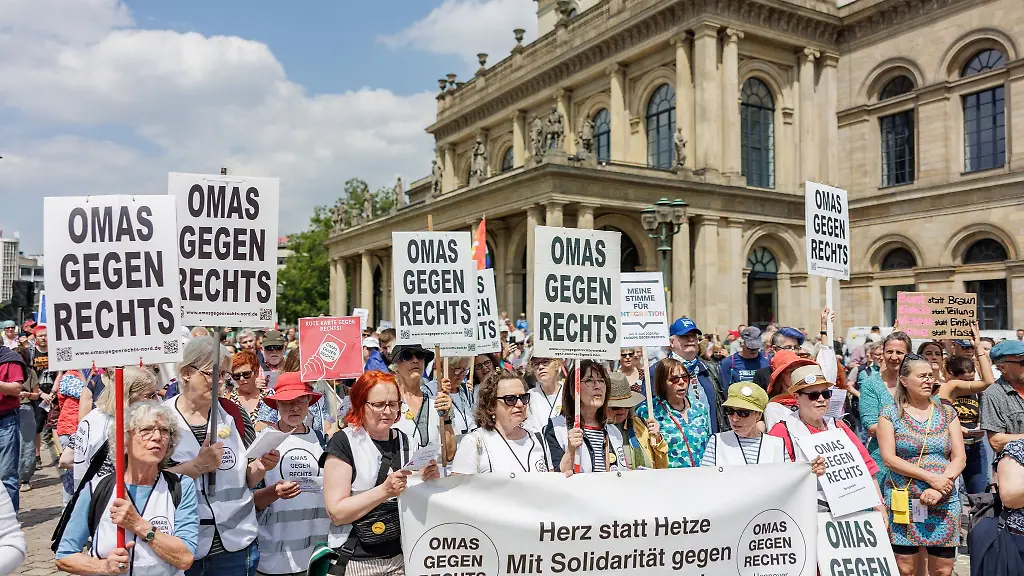 Zahlreiche-Menschen-stehen-waehrend-der-Kundgebung-Europa-steht-auf-dem-Spiel