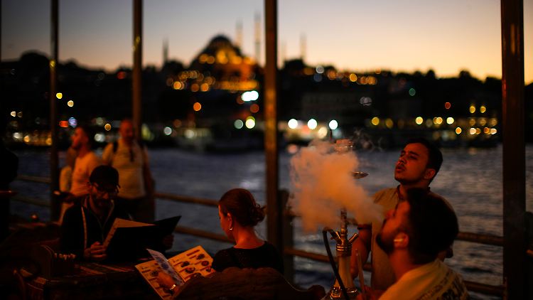 "Für uns geht es jetzt erst einmal ums Überleben", sagt eine Russin in Istanbul. "Die türkischen Probleme sind nicht unsere, wir mischen uns nicht ein, dadurch sind wir für die türkische Polizei unsichtbar."