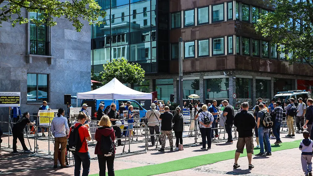 Geschuetzt-mit-Absperrgittern-ist-ein-Stand-waehrend-der-Veranstaltung-der-islamkritischen-Bewegung-Pax-Europa