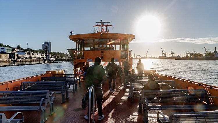 Eine Fähre der Linie 62 fährt am frühen Morgen auf der Elbe von den Landungsbrücken Richtung Finkenwerder.