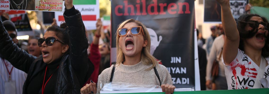 Iranerinnen protestieren vor dem iranischen Konsulat in Istanbul und halten Schilder mit der Aufschrift: "They murder children" in die Höhe.