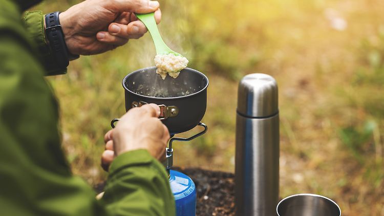 Experten empfehlen einen Gas-Campingkocher, um im Notfall etwas Essbares zuzubereiten.