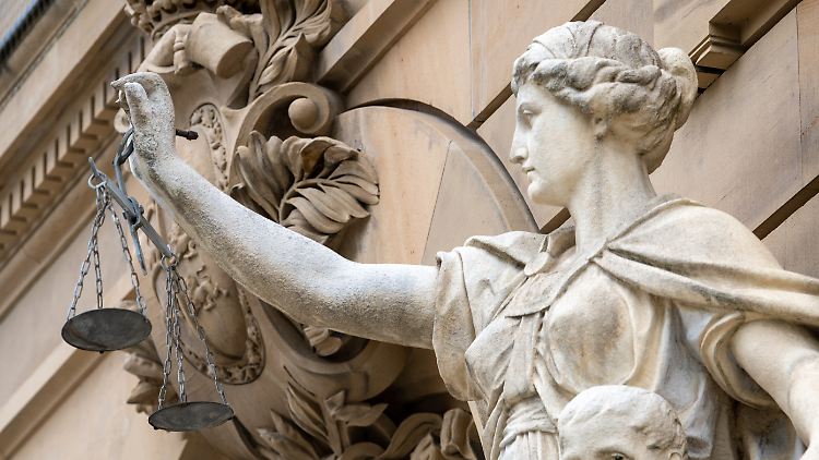 Ein Treffer in der DNA-Datenbank führte die Polizei vier Jahrzehnte nach der Tat zum Täter. (Symbolbild der Justitia vor dem Amts- und Landgericht Ulm)