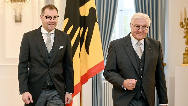 Oleksii Makeiev (l), neuer Botschafter der Ukraine, wird von Bundespräsident Frank-Walter Steinmeier im Schloss Bellevue empfangen.