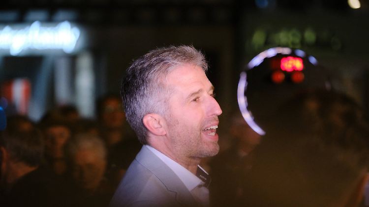 Buhrufe zum Wahlsieg: "Es gibt immer Menschen, die man nicht versteht", sagt Palmer zur Siegessfeier auf dem Marktplatz in Tübingen.   