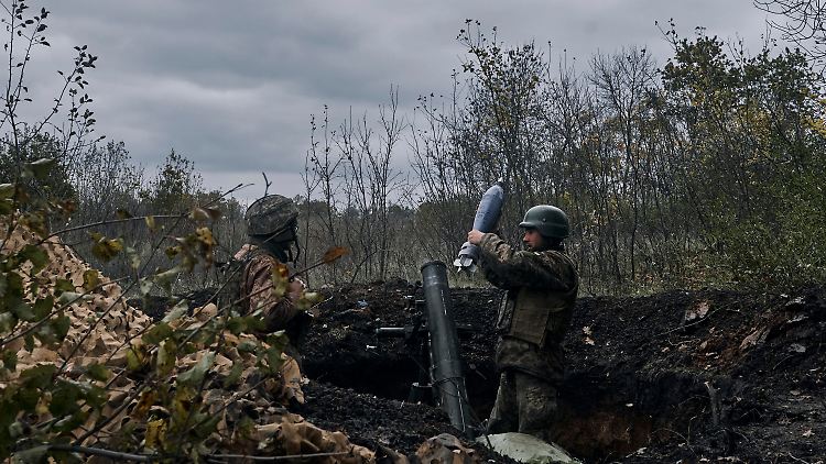 Ukrainische Soldaten laden einen Mörser in der Region Donezk.