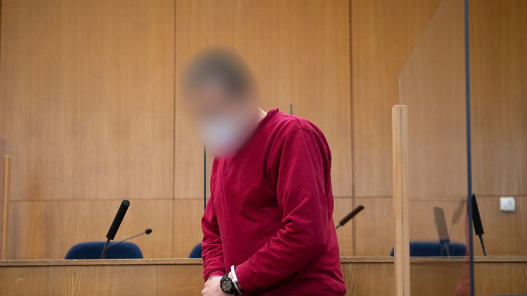 Der Angeklagte im "NSU 2.0"-Prozess soll nach dem Willen der Staatsanwaltschaft mehr als sieben Jahre in Haft.