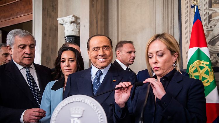 Silvio Berlusconi und Giorgia Meloni sind Partner in Melonis Regierung. Die Zeiten, wo er sie "die Kleine" nennen konnte, dürften vorbei sein.  