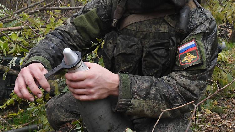 Ein russischer Soldat im umkämpften Cherson bereitet ein Geschoss vor. 