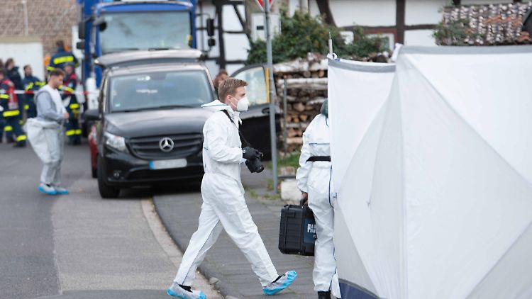 Polizisten der Spurensicherung in Zülpich (Kreis Euskirchen) sichern Beweise. 
