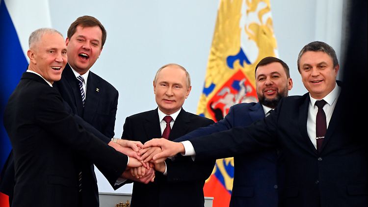 Russlands Präsident Wladimir Putin zusammen mit den vom Kreml installierten Leitern der illegal annektierten ukrainischen Regionen.