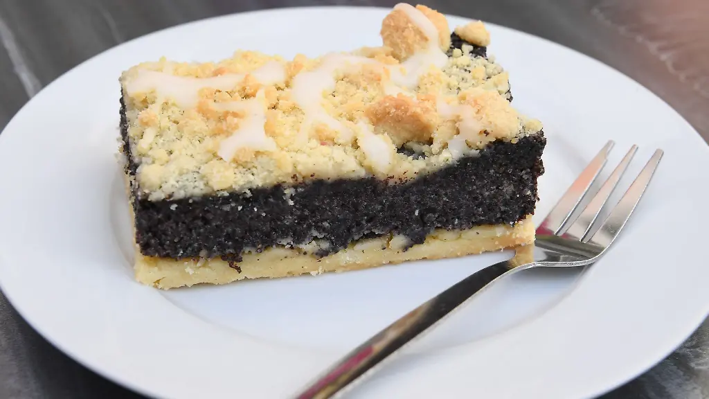 Ein-Stueck-Kuchen-steht-in-einem-Cafe-auf-einem-Tisch