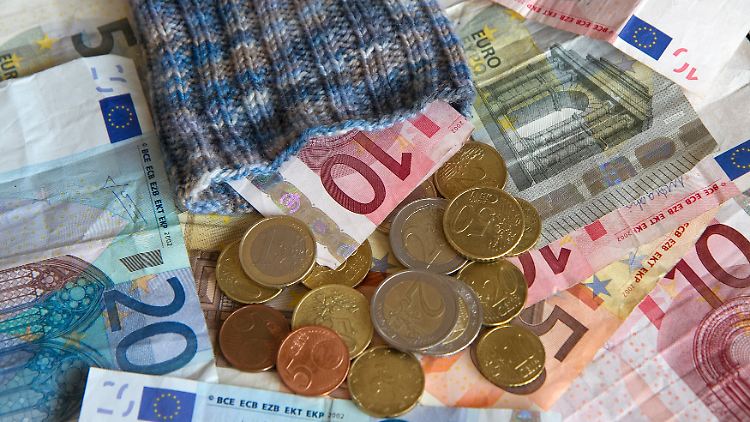 Im ersten Halbjahr 2021 stieg die Sparquote auf den Rekordwert von 18,2 Prozent - nun liegt sie bei 11,1 Prozent.