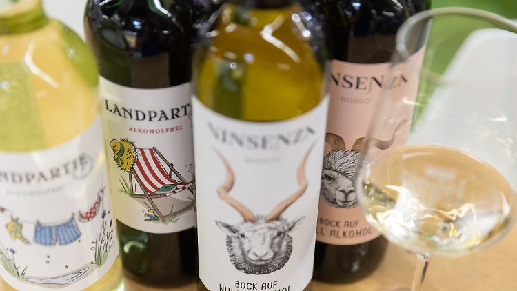 Flaschen mit alkoholfreiem Bio-Wein stehen auf der Messe Biofach am Stand des deutschen Unternehmens Riegel Weinimport GmbH.