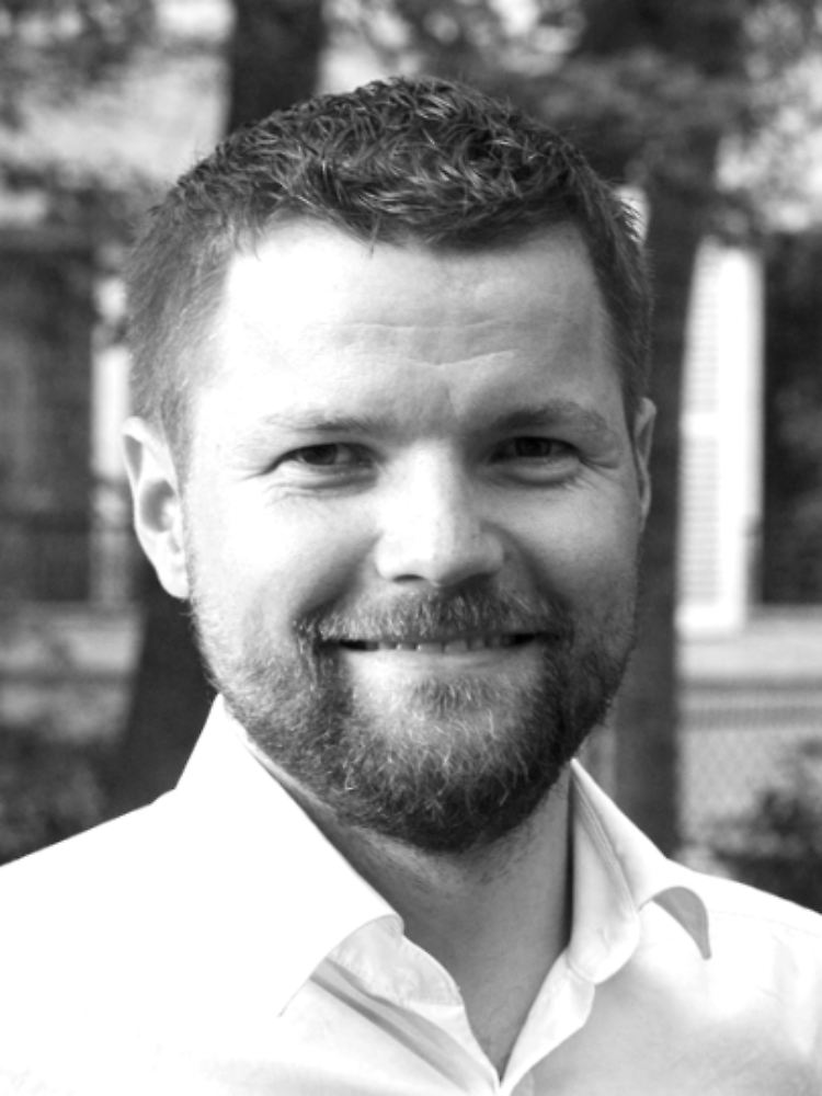 Valentin Bruttel hat im Bereich Immunologie promoviert und arbeitet am Universitätsklinikum Würzburg. Dort ist er Projektleiter für die Entwicklung gezielter Biomoleküle zur Therapie von Autoimmunerkrankungen.