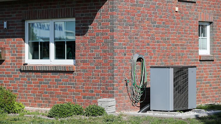 Bis zu sechs Millionen Wärmepumpen braucht es bis 2030, um Deutschlands Klimaziele im Gebäudesektor zu erfüllen, sagt Agora Energiewende.