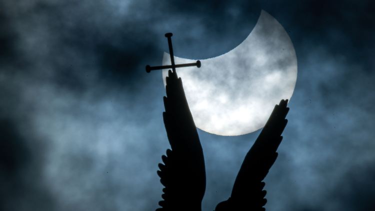 Partielle Sonnenfinsternis über der Statue des Erzengels Michael auf der Kuppel des Schweriner Schlosses (Bild von 2022). 