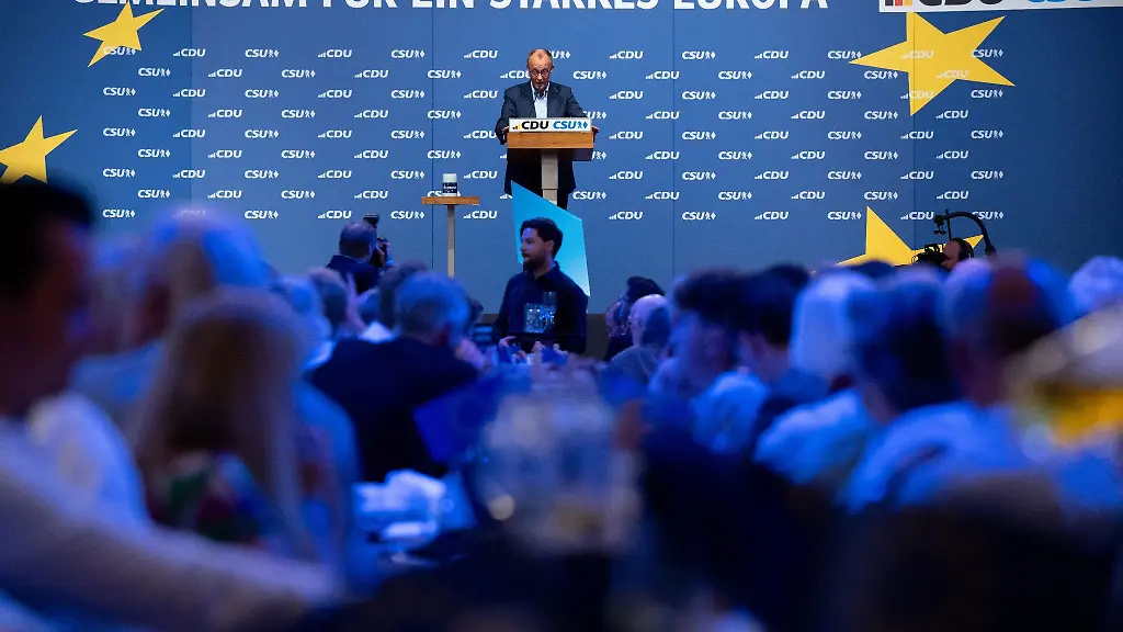 Friedrich-Merz-Bundesvorsitzender-der-CDU-nimmt-an-der-Schlusskundgebung-von-CDU-und-CSU-zur-Europawahl-im-Loewenbraeukeller-teil