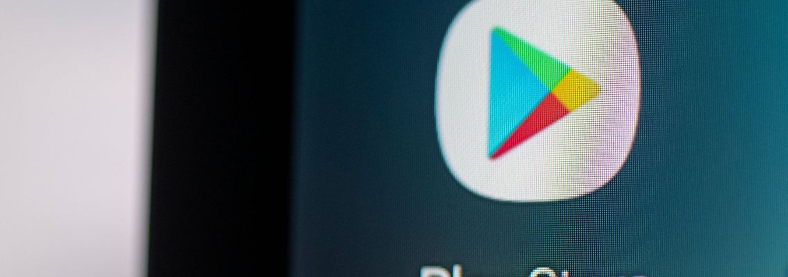 Auf dem Bildschirm eines Smartphones sieht man das Logo der App Play Store des US-amerikanischen Unternehmens Google.
