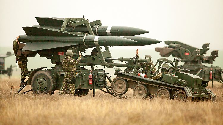 Rumänische Soldaten an einem HAWK-System während einer Übung.
